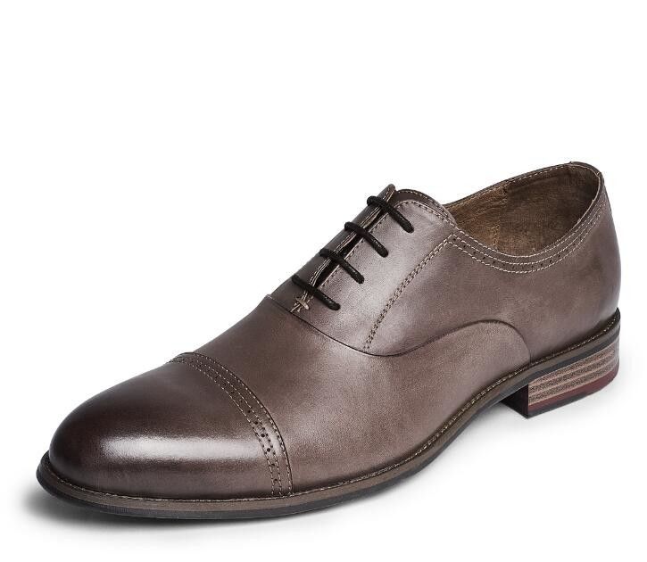 Des chaussures à manches rondes pour hommes, des chaussures à lacets, des chaussures d' oxford brun foncé.