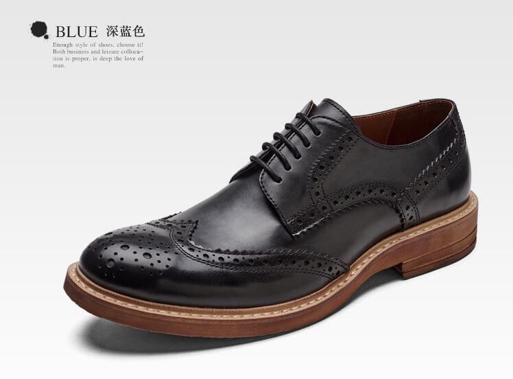 Des chaussures en cuir pour hommes, des chaussures en dentelle pour hommes, des chaussures en dentelle brune.