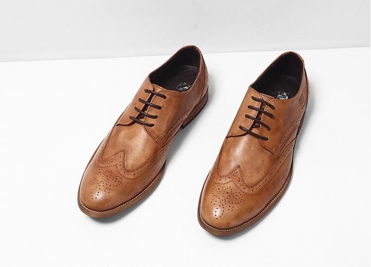 Des chaussures en cuir authentique, des chaussures d' homme, des chaussures d' oxford, des chaussures classiques, des chaussures à dentelle.