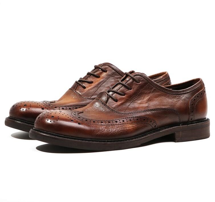 Des chaussures en cuir pour hommes, à orteils pointus, marron oxford, dentelle, chaussures de course.