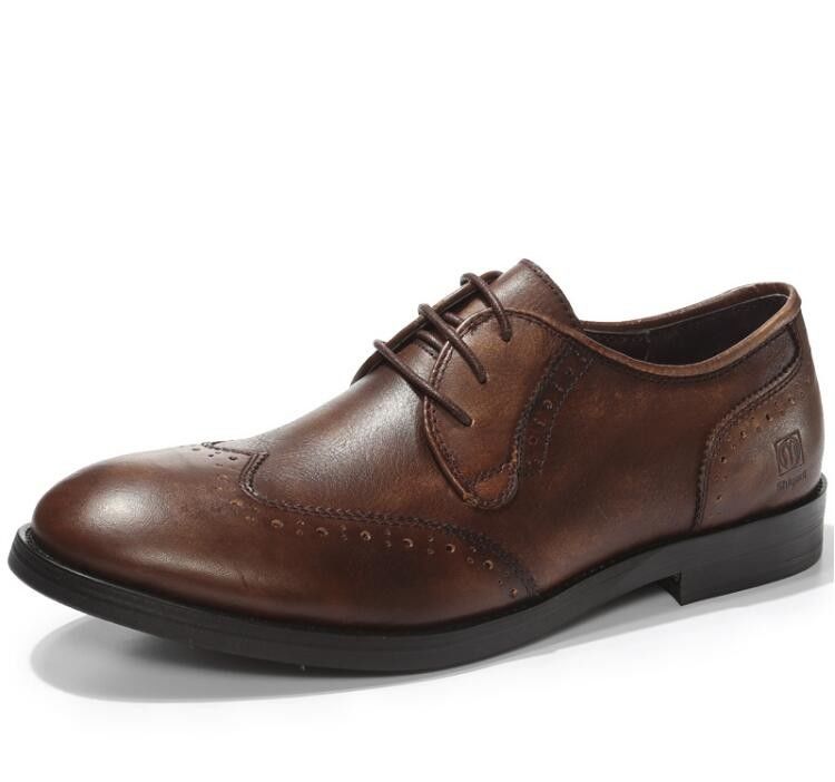 Des chaussures en cuir pour hommes, des chaussures à dentelle, des chaussures d' oxford pour hommes.