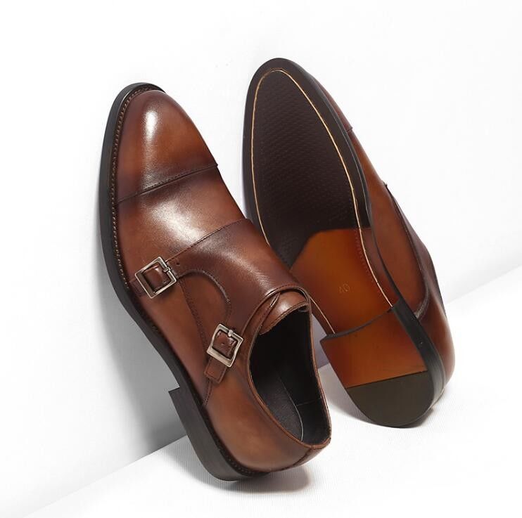 Des chaussures classiques pour hommes, des chaussures de mariage, des chaussures noires pour hommes.