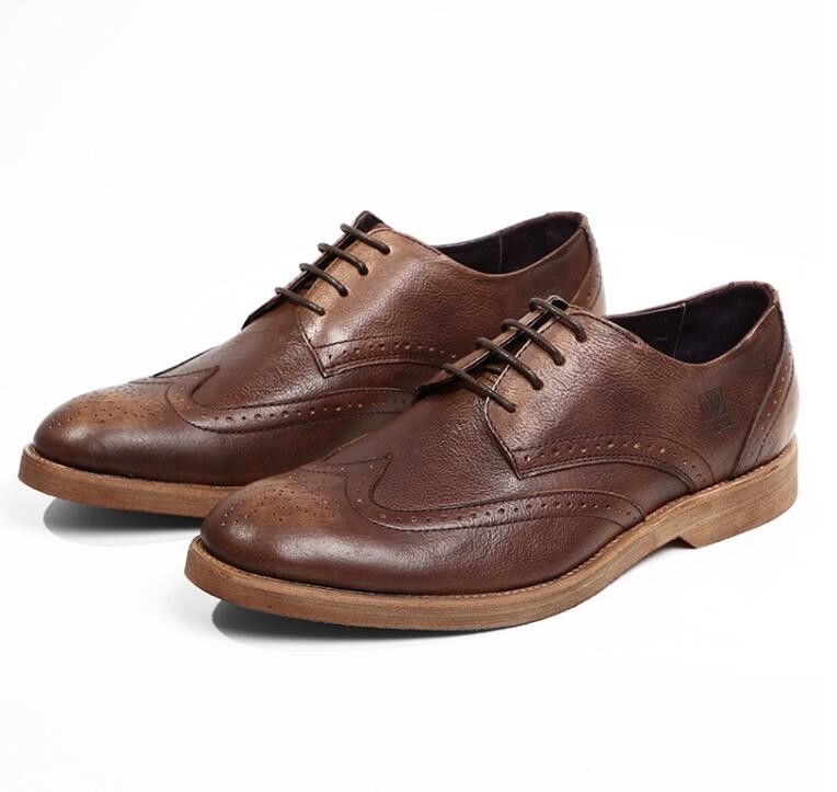 Des chaussures confortables en cuir, des semelles douces et respirantes pour adultes.